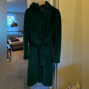 Beautiful Faux Fur Coat. Perfect con like new.